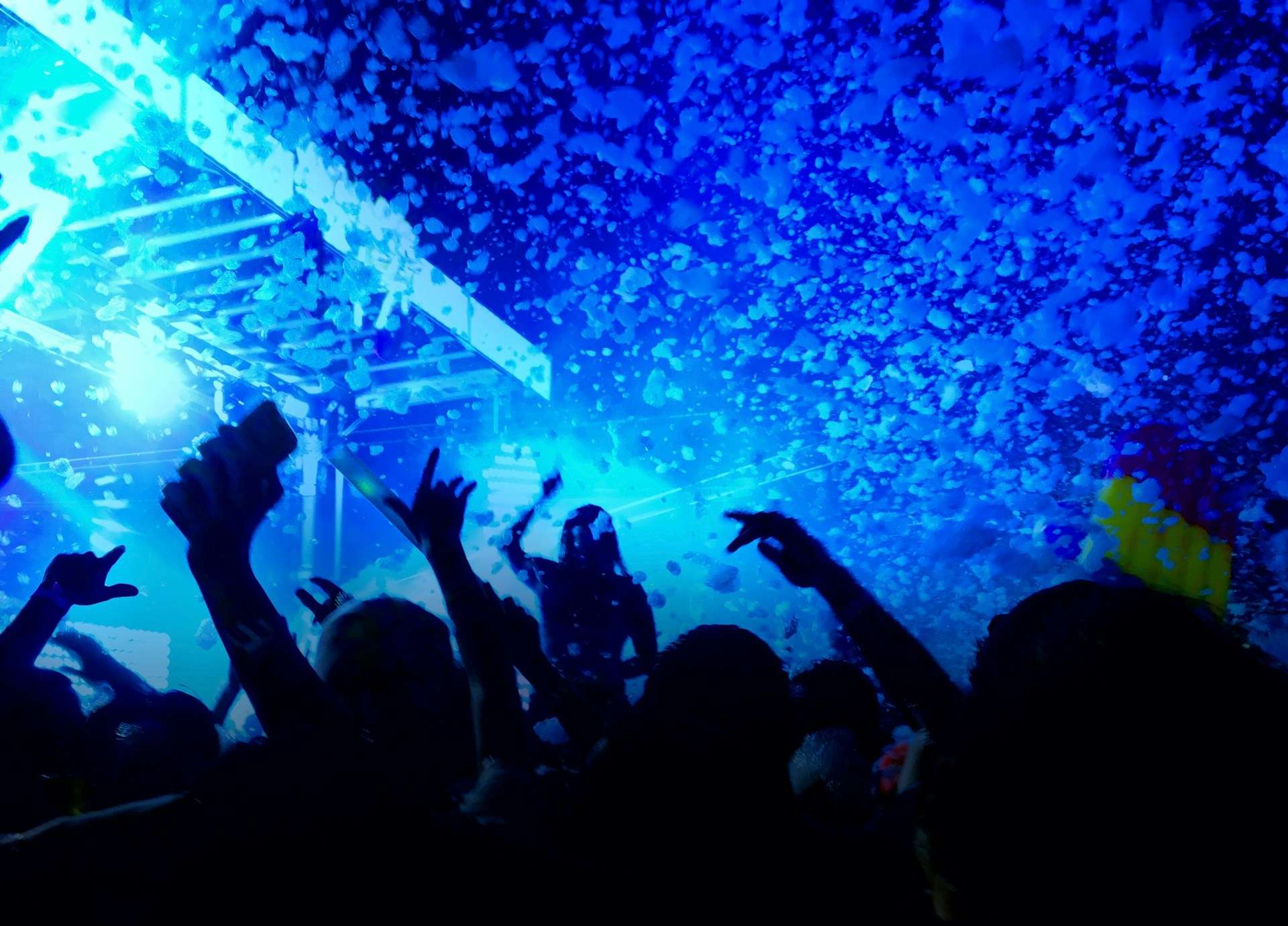 Vibrancy Festival 2026 crowd dancing under blue lights and confetti.